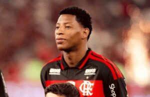 Flamengo acerta venda de Gonzalo Plata e Wallace Yan por mais de R$ 100 milhões