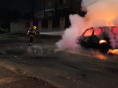 Jeep Renegade é destruído por incêndio durante a noite em Gaspar