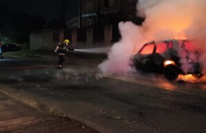 Jeep Renegade é destruído por incêndio durante a noite em Gaspar