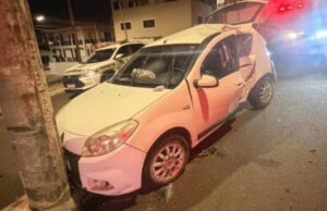 Mulher de 53 anos morre após carro bater em canteiro e poste durante a madrugada em Campos Novos