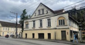 Casarão histórico na entrada da Rua XV de Novembro, em Blumenau, ganha nova função cultural