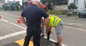 PREFEITURA DE GASPAR INSTALA DUAS LOMBADAS ECOLÓGICAS NO TREVO DA PAROLLI PARA AMPLIAR SEGURANÇA NO TRANSITO
