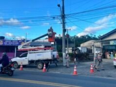 Vento forte deixa mais de 1,4 mil casas sem energia elétrica na região de Blumenau