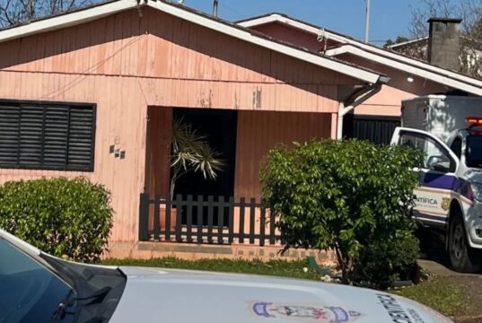 Filho ouve gritos da mãe e impede feminicídio em Santa Catarina