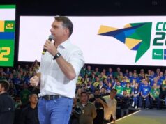 Senador flávio bolsonaro pede voto antecipado em convenção partidária em santa catarina