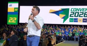Senador flávio bolsonaro pede voto antecipado em convenção partidária em santa catarina