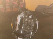 Batida entre motos deixa gestante ferida no centro de Ilhota
