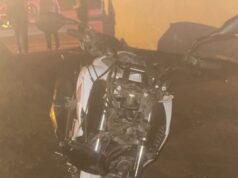 Batida entre motos deixa gestante ferida no centro de Ilhota