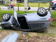 Motorista é encontrado morto preso ao cinto e submerso após carro capotar em SC