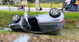 Motorista é encontrado morto preso ao cinto e submerso após carro capotar em SC