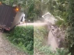 Carreta tomba em ‘câmera lenta’ em barranco de SC