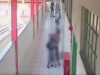 Câmera de segurança flagra mulher agredindo criança dentro de escola em Criciúma