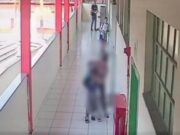 Câmera de segurança flagra mulher agredindo criança dentro de escola em Criciúma
