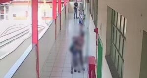 Câmera de segurança flagra mulher agredindo criança dentro de escola em Criciúma
