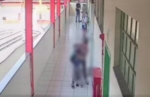 Câmera de segurança flagra mulher agredindo criança dentro de escola em Criciúma
