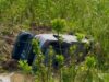 Colisão entre dois veículos deixa motorista ferido após carro cair em ribanceira em Blumenau