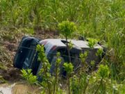 Colisão entre dois veículos deixa motorista ferido após carro cair em ribanceira em Blumenau