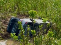 Colisão entre dois veículos deixa motorista ferido após carro cair em ribanceira em Blumenau
