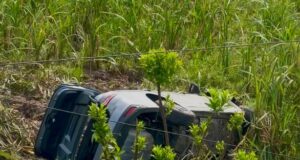 Colisão entre dois veículos deixa motorista ferido após carro cair em ribanceira em Blumenau