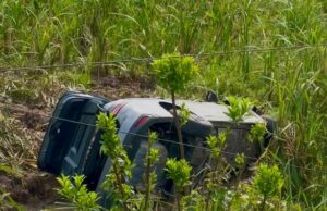 Colisão entre dois veículos deixa motorista ferido após carro cair em ribanceira em Blumenau