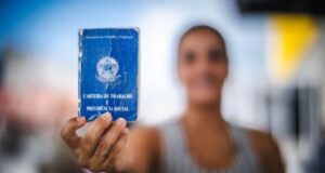 Desemprego cai para 5,3% no trimestre até julho, e número de pessoas ocupadas bate recorde histórico