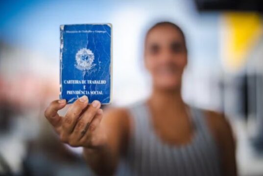 Desemprego cai para 5,3% no trimestre até julho, e número de pessoas ocupadas bate recorde histórico