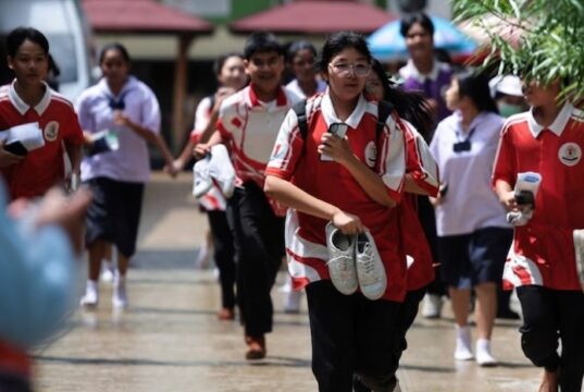 Adolescente mata avós e cinco pessoas em escola nos arredores de Bangcoc antes de tirar a própria vida