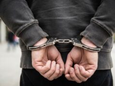 Homem com mandado de prisão em aberto por homicídio é detido pela polícia militar no fórum de blumenau