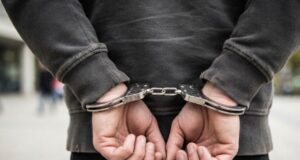 Homem com mandado de prisão em aberto por homicídio é detido pela polícia militar no fórum de blumenau