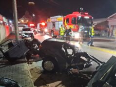 Grave acidente deixa um morto e dois feridos após carro bater contra poste em Brusque