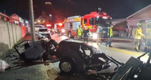 Grave acidente deixa um morto e dois feridos após carro bater contra poste em Brusque