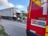 Colisão traseira entre dois caminhões deixa homem ferido em Blumenau
