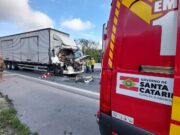 Colisão traseira entre dois caminhões deixa homem ferido em Blumenau