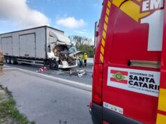 Colisão traseira entre dois caminhões deixa homem ferido em Blumenau