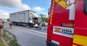 Colisão traseira entre dois caminhões deixa homem ferido em Blumenau