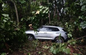 Motorista perde o controle de Hyundai Creta e sai da pista na BR-470, em Ilhota