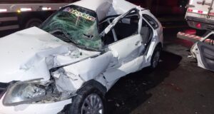 Jovem de 19 anos morre após carro bater na traseira de caminhão em Blumenau