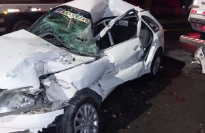 Jovem de 19 anos morre após carro bater na traseira de caminhão em Blumenau