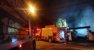 Incêndio destrói depósito de máquinas e materiais em Blumenau