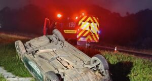 Acidente na BR-470 deixa motorista ferido após capotamento em Ilhota