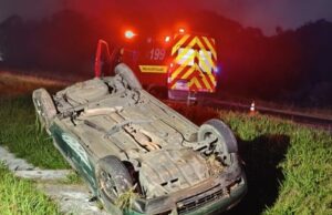 Acidente na BR-470 deixa motorista ferido após capotamento em Ilhota