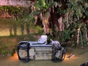 Carro sai da pista e cai em córrego com quatro ocupantes em Brusque