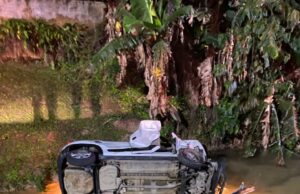 Carro sai da pista e cai em córrego com quatro ocupantes em Brusque
