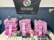 Homem de 26 anos é preso com 115 quilos de maconha em Navegantes Material apreendido pela Polícia Militar durante operação contra o tráfico de drogas em Navegantes