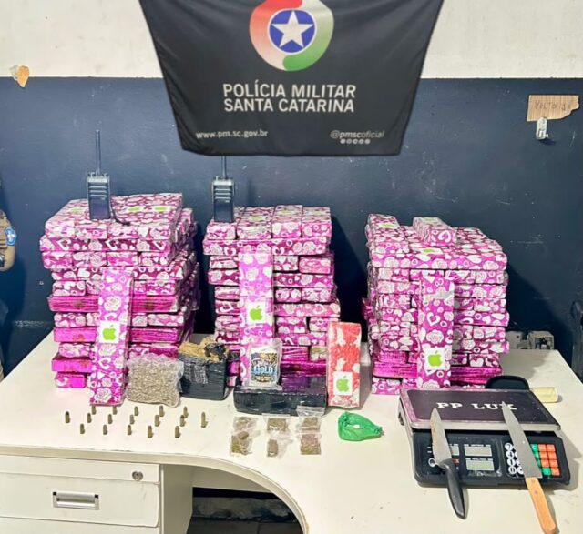 Material apreendido pela Polícia Militar durante operação contra o tráfico de drogas em Navegantes