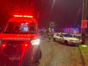 Carro bate em poste na Rua Marcos Leonel Pereira em Ilhota