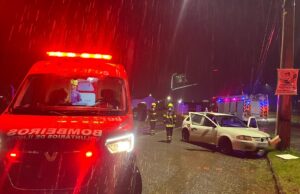 Carro bate em poste na Rua Marcos Leonel Pereira em Ilhota