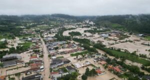 Sobe para 17 o número de cidades em situação de emergência por causa das chuvas em Santa Catarina enchente-sc