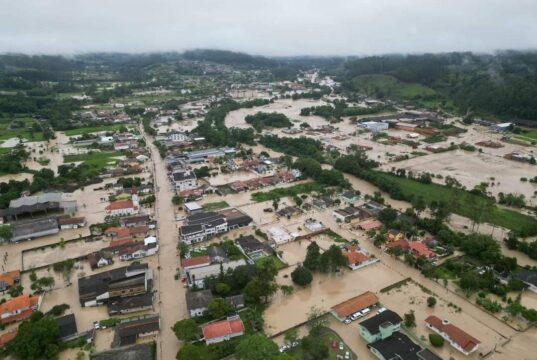 Sobe para 17 o número de cidades em situação de emergência por causa das chuvas em Santa Catarina enchente-sc