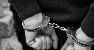Homem é preso após ameaçar esposa e filha e arrombar porta de residência em Ascurra